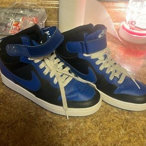 Boys 4.5 Y Nike blue shoes